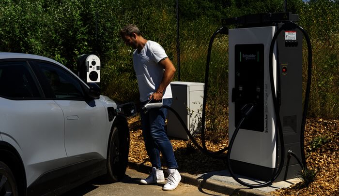 expertise deploiement borne apropos3 Utilisateur branchant sa voiture sur une borne de recharge rapide Schneider Electric installée en extérieur par Pro Borne