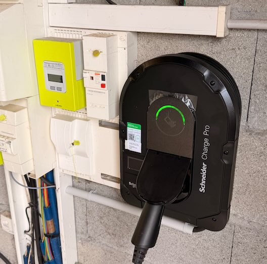 installation-borne-de-recharge-particuliers-garage Borne de recharge Schneider Electric Charge Pro installée dans un garage en maison individuelle par Pro Borne